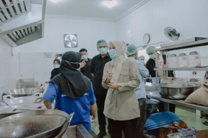 Kartika Sandra Desi tinjau Dapur dari Program MBG