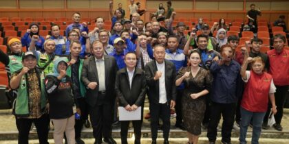 Sesi Dokumentasi bersama Para Pimpinan DPR RI dengan Serikat Pekerja Ojek Online