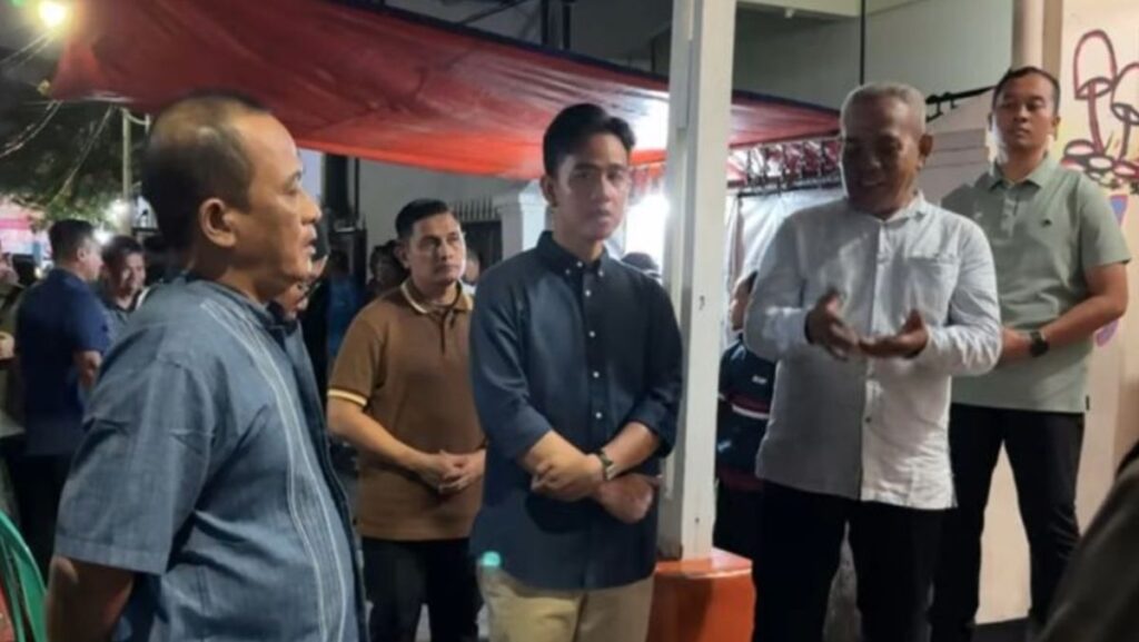 Wakil Presiden, Gibran Rakabuming Raka. Bersimpati dan mengunjungi pos siskamling untuk memastikan keamanan.