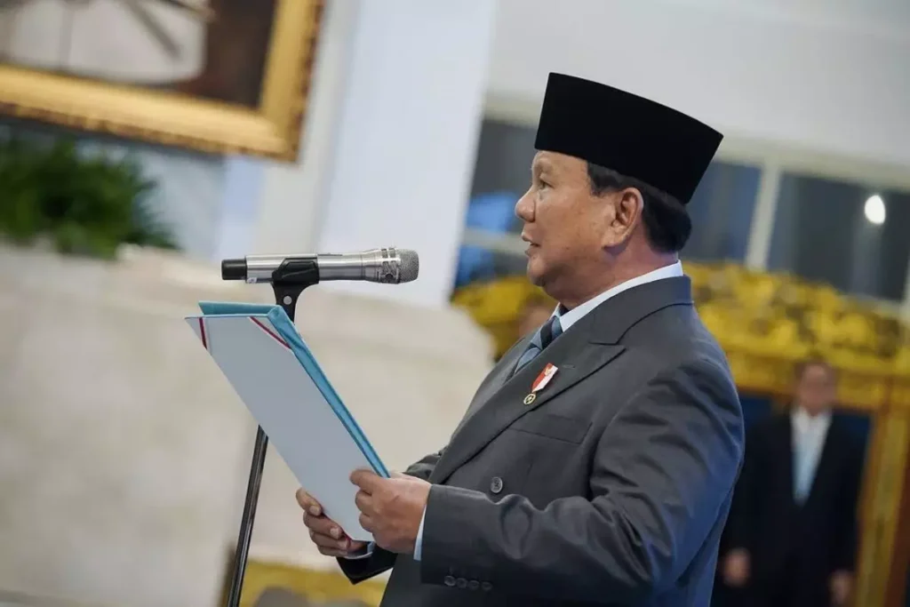 Ilustrasi prabowo berikan surat terima kasih kepada kelima menteri sebagai bentuk apresiasi kinerja