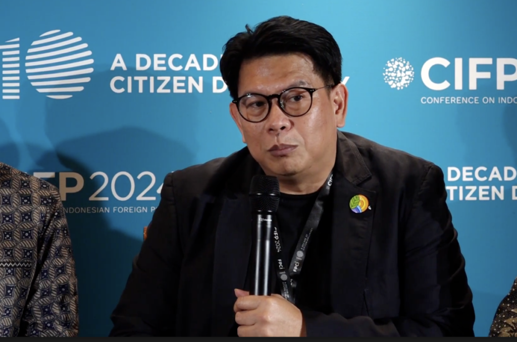 Fabby Tumiwa memberi opini tentang transisi energi