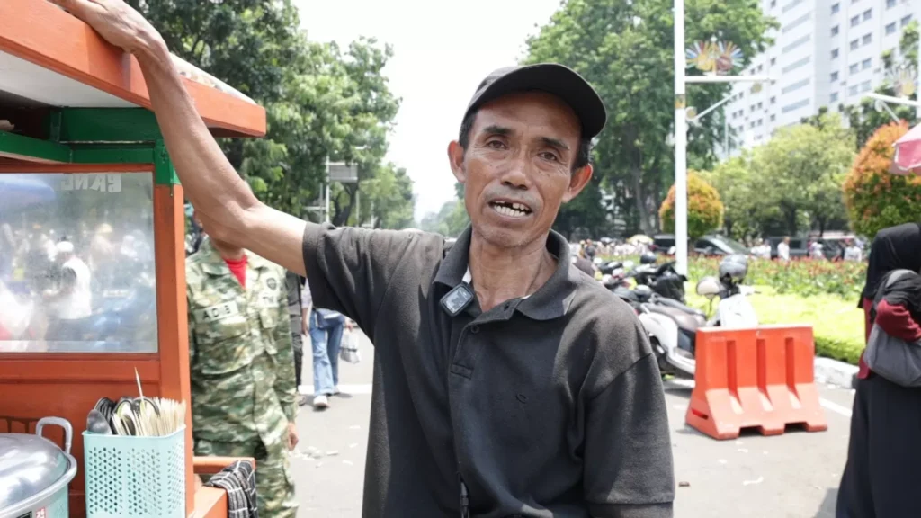 Karso penjual cilok laris di acara Hut-TNI ke-80